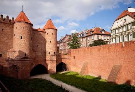 观望在Poland的旧城镇瓦景象显示该镇墙上有Barbkn防御建筑图片