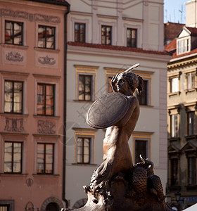 美人鱼或西雷纳雕像在老城广场高清图片