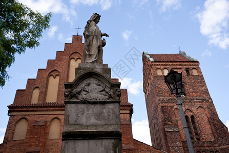 在Poland省新城镇的战争中处女Mary修道院的老旧恢复教堂图片