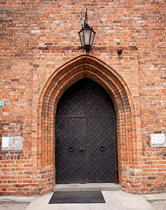 旧恢复的教堂处女玛丽参观新镇战争在Poland与坚固的门图片