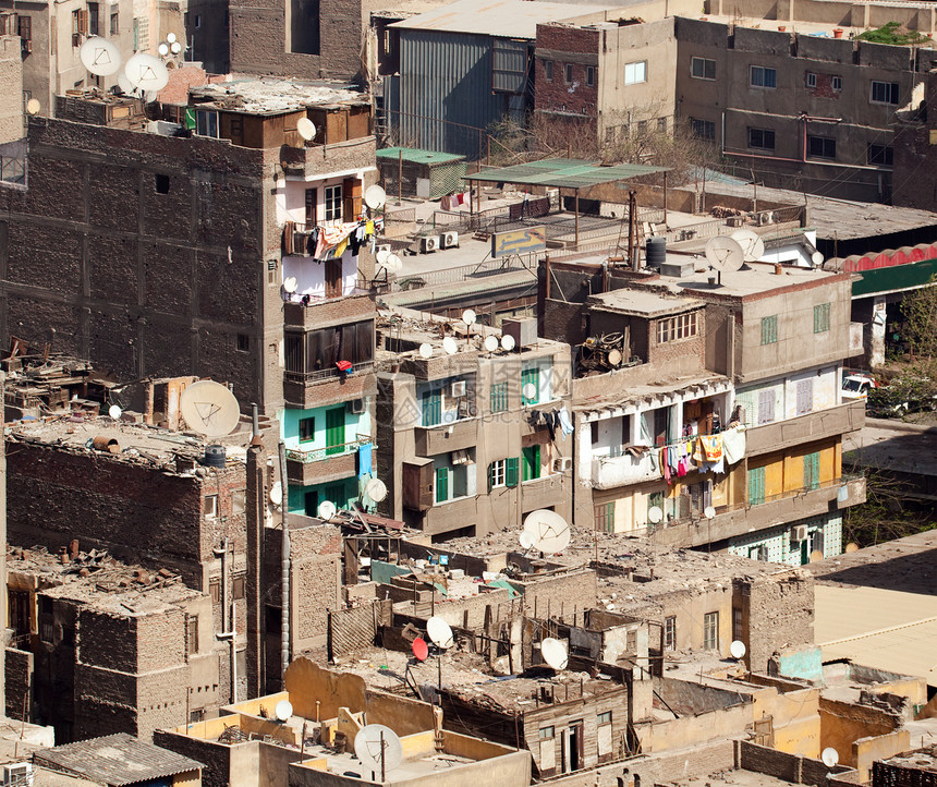 Cairo市中心未完工建筑所有屋顶上都垃圾堆图片