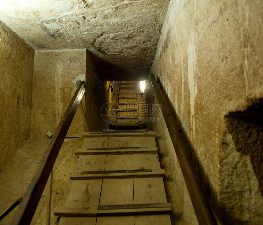 的楼梯位于金字塔中心在埃及的凯罗附近吉萨图片