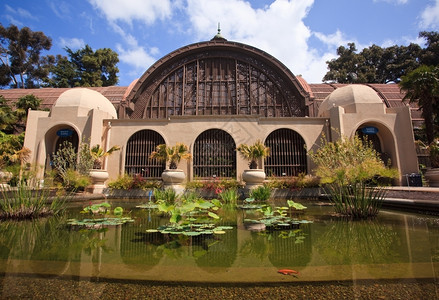 sandigobl公园的植物建筑前面百合圆池视图图片