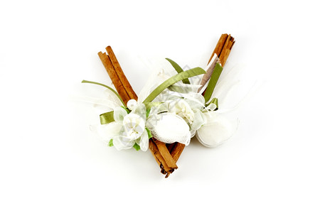 两根肉桂棒装饰成白的带子和丝结婚礼物图片