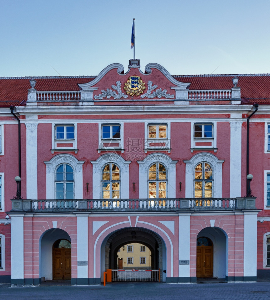议会大楼中政府心窗户里有亚历山大尼夫斯基教堂的反射图片