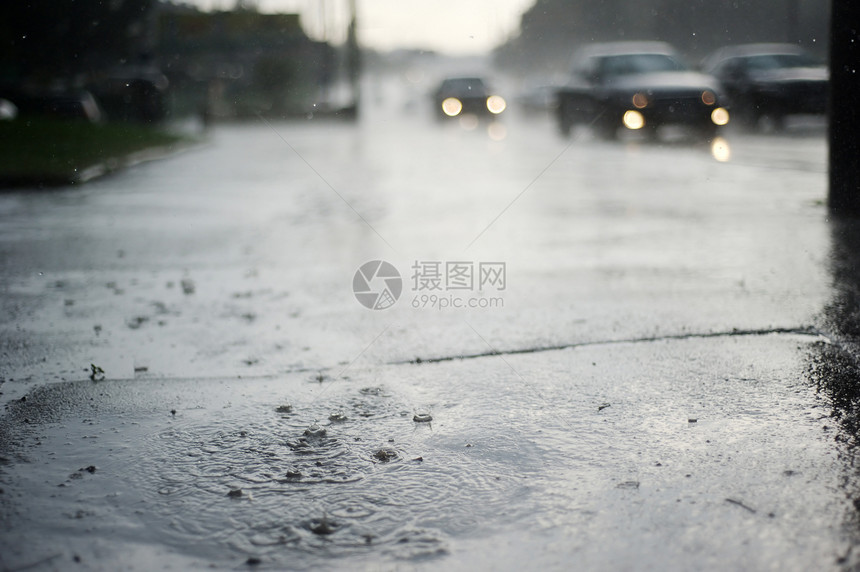 雨中潮湿的道路和水坑图片