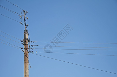 蓝色天空背景上的旧电线高清图片
