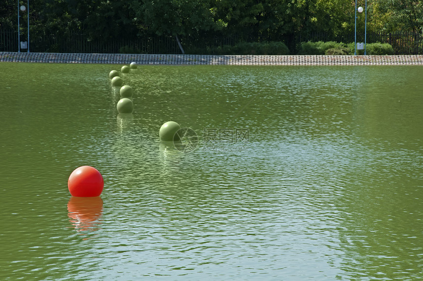 在游泳池中的浮力球图片