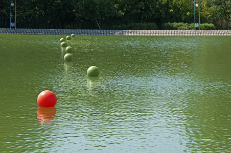 在游泳池中的浮力球图片