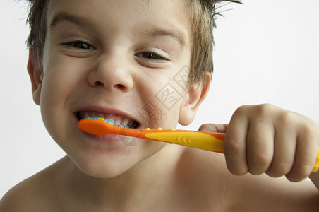 男孩使用牙刷刷牙图片
