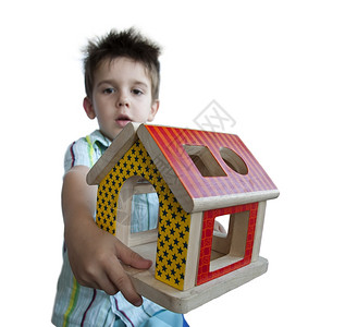 木质玩具鸟男孩展示木质多彩的房子玩具背景