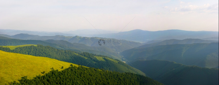 喀尔巴阡山脉的全景图片