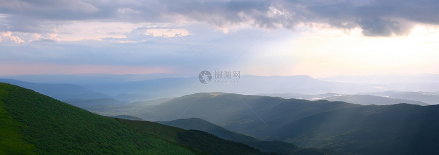 日落时的喀尔巴阡山脉图片