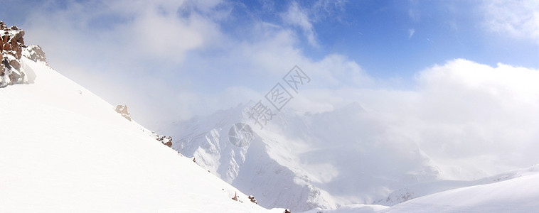 荒野斜坡关于高加索山脉的景观背景