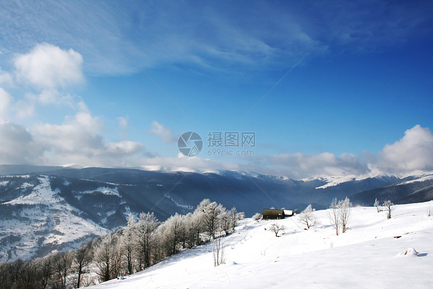 喀尔巴阡山顶的木屋图片