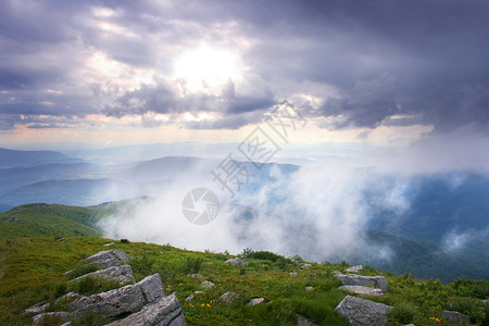 喀尔巴阡山在太阳照亮的云层下图片