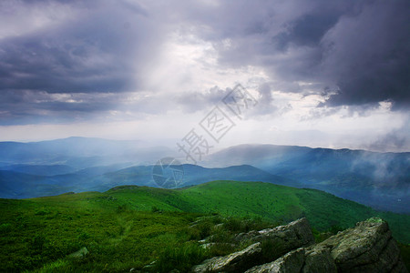 云中照耀着太阳的光芒在喀尔巴阡山脉上图片