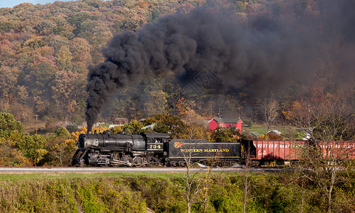古老蒸汽列车在运行中图片