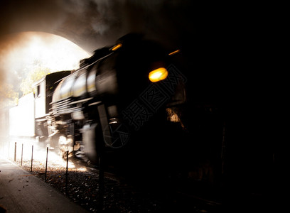 旧的蒸汽列车拖入一条隧道堵塞蒸汽和烟雾图片