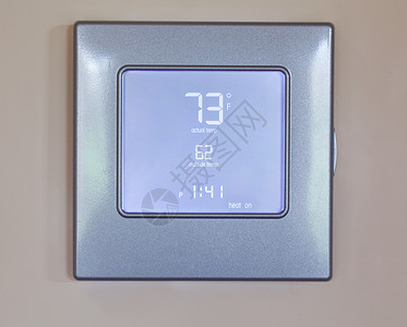 电子自动调温器配有用于控制空调和供暖hvac的蓝色液晶屏幕背景