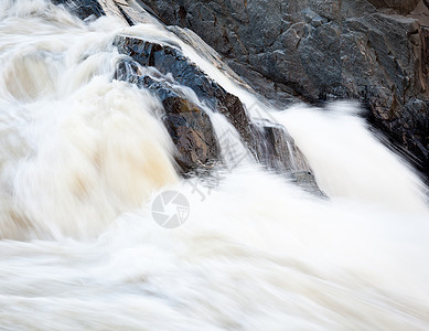 大瀑布在洪水中落到瓦克顿外的波多马河上高清图片