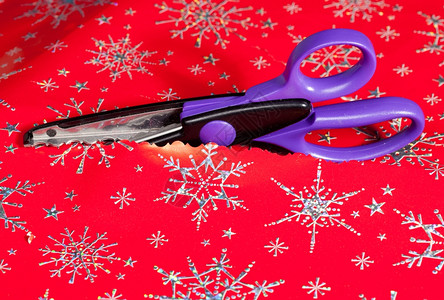 圣诞节纸被特殊的剪刀切以创造边缘的图案图片