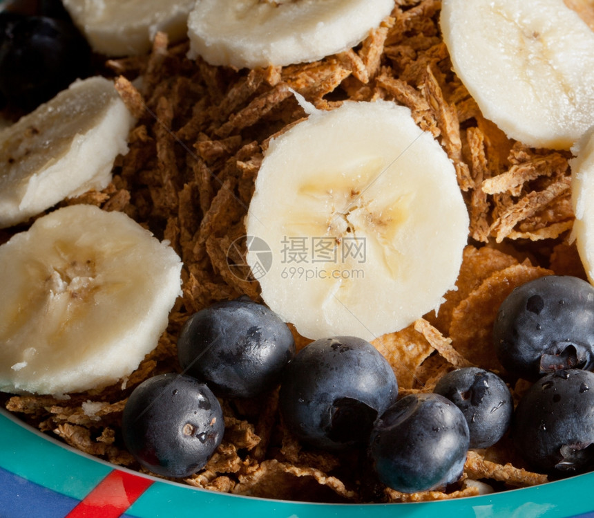 早餐谷物碗中含香蕉蓝莓和片图片