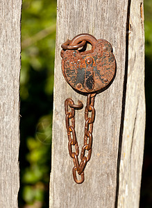 生锈的旧锁和链紧的花园大门图片