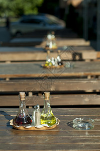 餐厅和具中的木板桌和餐具醋橄榄油图片