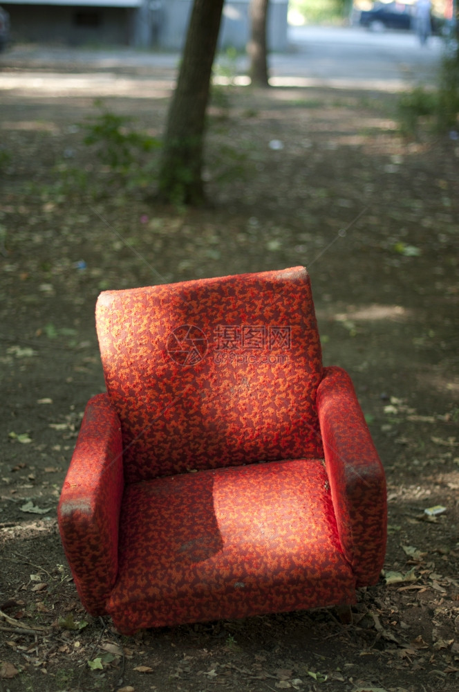 公园里的红色椅子垂直图像图片