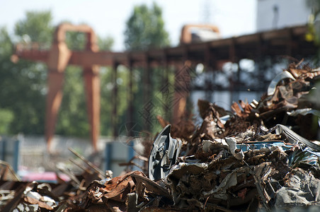 废铁和起重机堆模糊背景背景图片