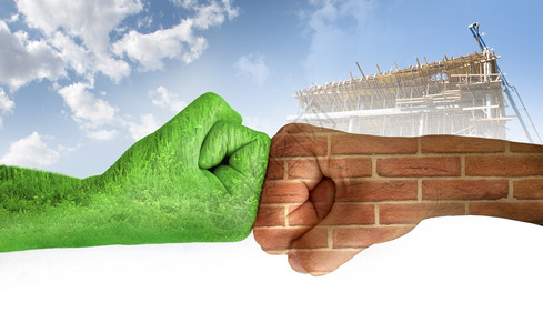 绿手与草和砖墙对抗建筑工业的环境图片