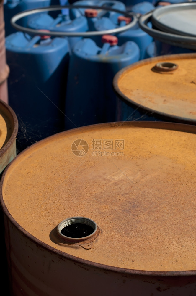 石油产品用旧有色桶空生锈和蓝罐图片