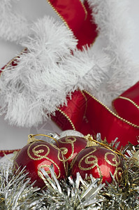 圣诞节的装饰球和丝带背景图片