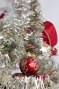 圣诞节的装饰球和丝带图片