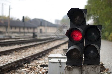 信号量交通信号灯在铁路上显示红色信号红灯背景