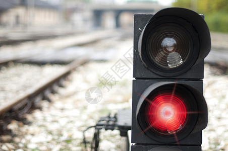 等待信号交通信号灯在铁路上显示红色信号红灯背景