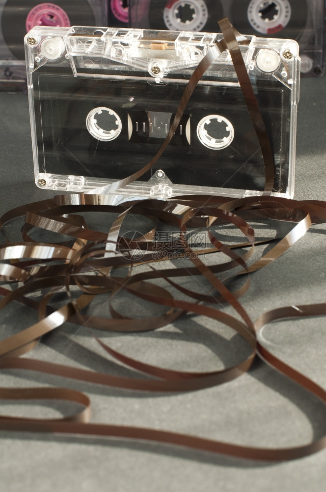 录音磁带并减去旧的破碎图片