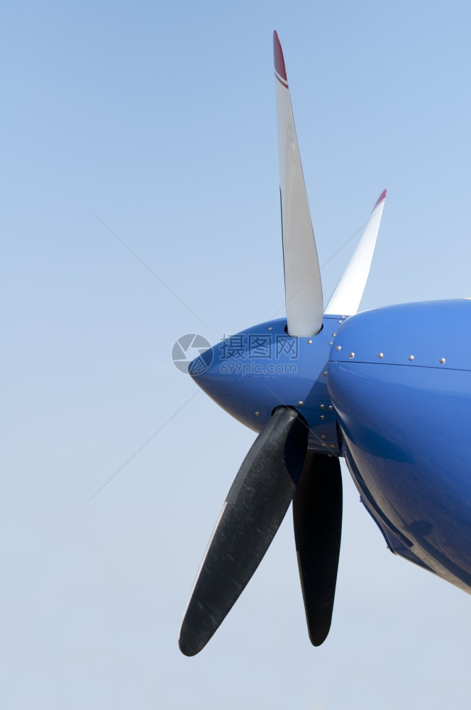 蓝色飞机前面的螺旋桨图片