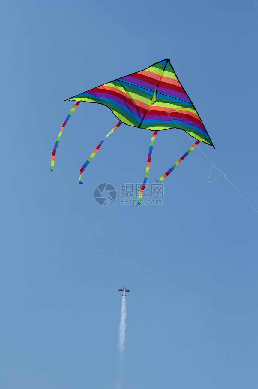 飞机中的风筝垂直图像图片
