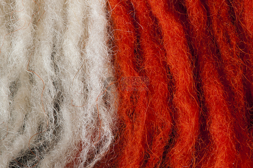 白色和红羊毛纤维的缝合图片