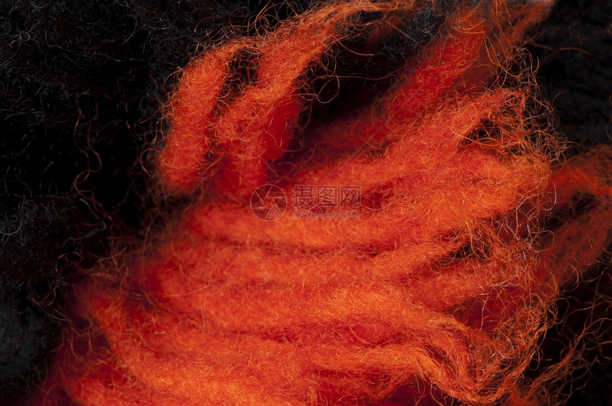 黑色和红羊毛纤维的缝合图片