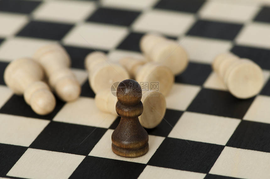 具有象棋数字的独特和领导力概念图片