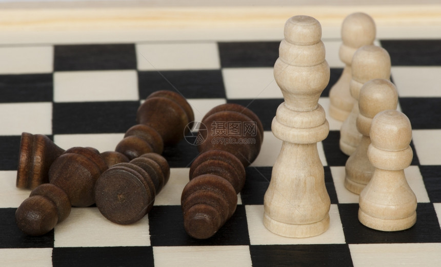 与象棋数字的战斗和胜利概念图片