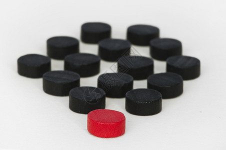 使用红和黑格棋的独一和领导力概念图片