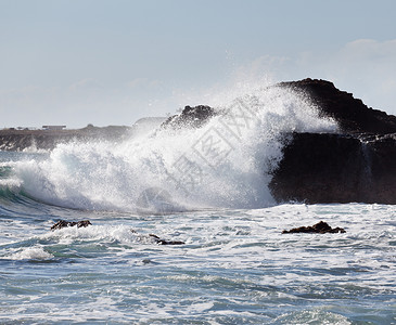 在Kaui的岩石上坠落海浪图片
