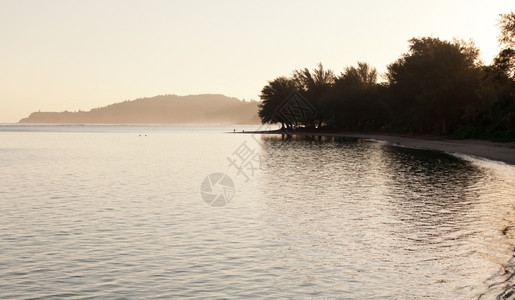 日出时在考艾的阿尼海滩和图片