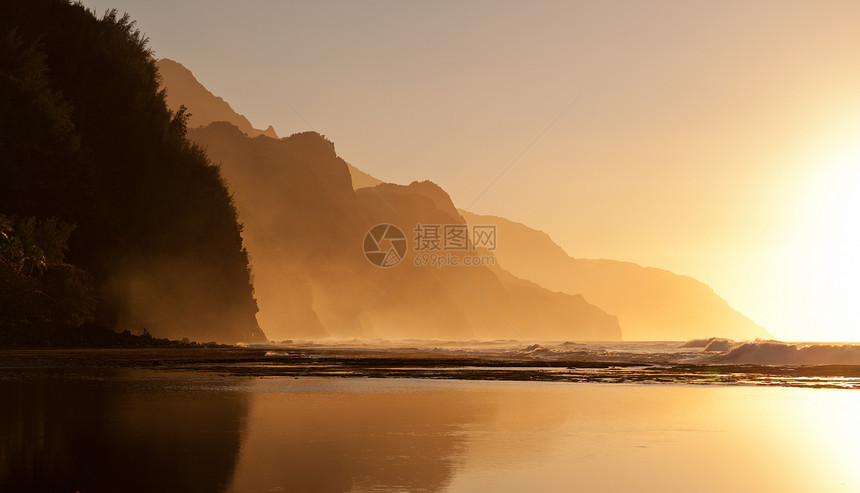 在日落时kaui的海滩上图片