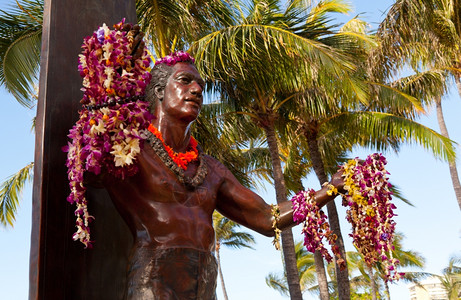 哈兹达公爵哈瓦伊省Waik海滩上著名的冲浪者DukeKahnmoku雕像背景