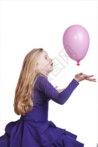 小女孩在玩气球图片
